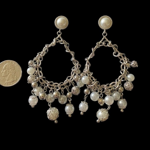 🎄CHRISTMAS GIFTS🎄NWT-SILVER TONE AND FAUX PEARL EARRINGS - Picture 3 of 3